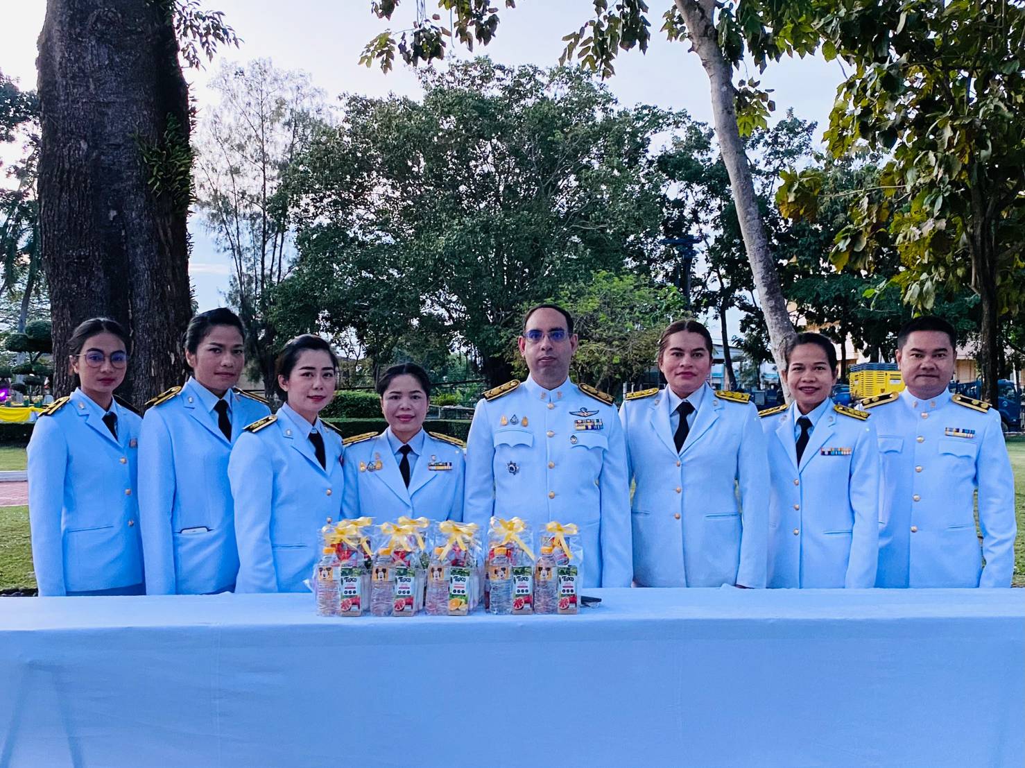 ﻿สำนักงานบังคับคดีกลุ่มจังหวัดที่ 8 (Sandbox) ร่วมกิจกรรมทำบุญตักบาตร เนื่องในวันคล้ายวันพระบรมราชสมภพ พระบาทสมเด็จพระบรมชนกาธิเบศร มหาภูมิพลอดุลยเดชมหาราช บรมนาถบพิตร 5 ธันวาคม 2563